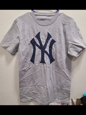 Fanatics Mens Gray T-Shirt with Navy New York Yankees Logo